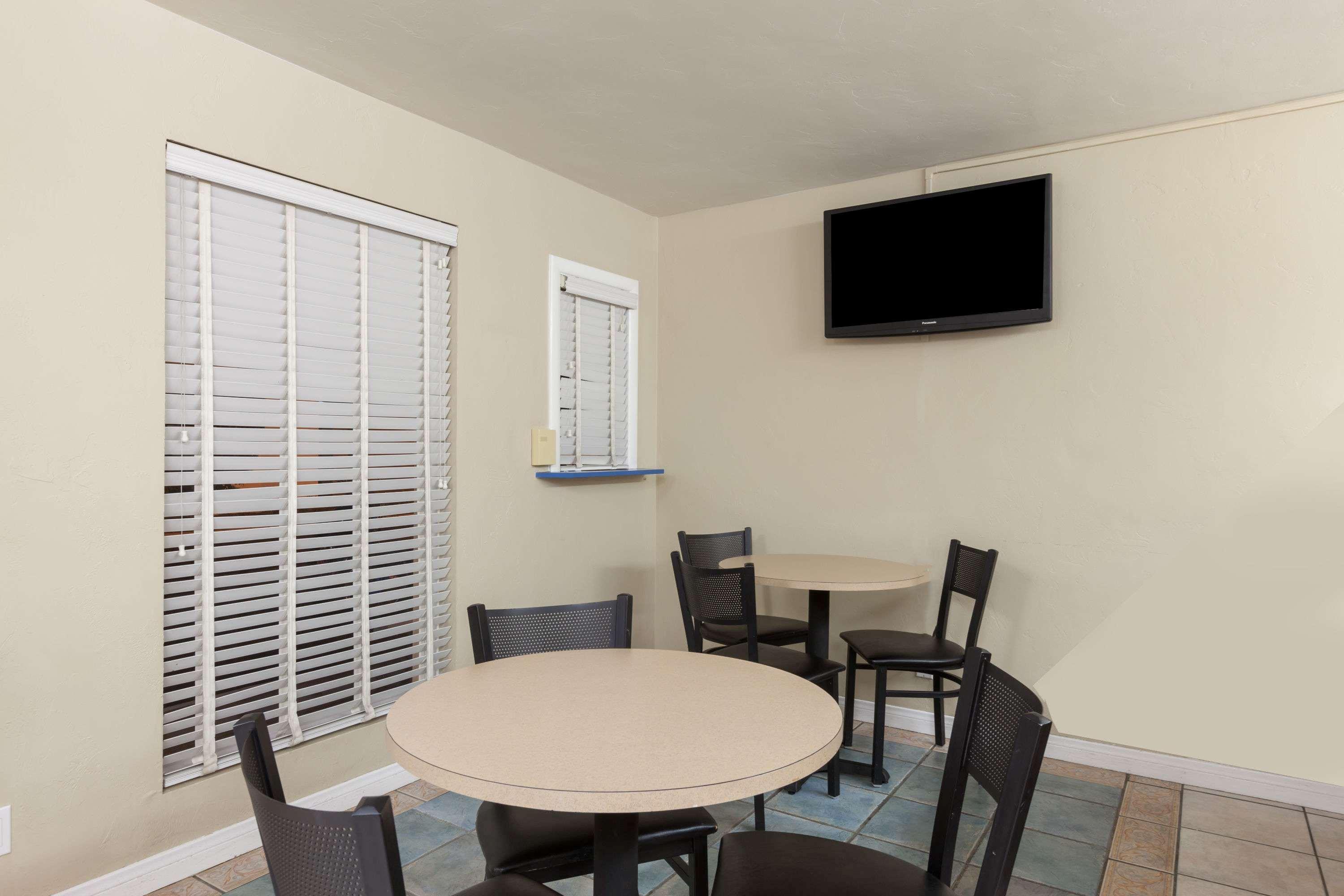 Super 8 By Wyndham Santa Barbara/goleta Hotel 2*
